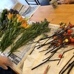 新聞紙の上にひろげられたお花