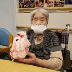 ピンクのワンちゃん人形と利用者様